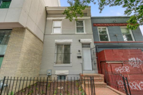 Charming 4-bedroom townhome in fabulous Washington with AC, WiFi